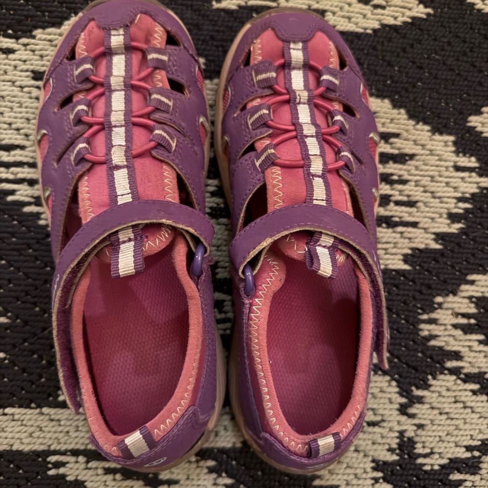 Like new Merrell hydro hiker fisherman Kids Purple Sandals size 3
